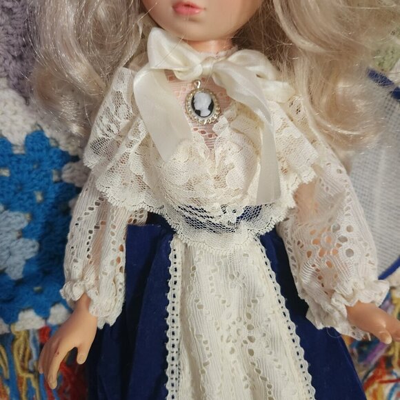 Regal Vintage Doll Blonde Hair Blue Sleepy Eyes Blue Velvet & Lace Dress 20" - Picture 4 of 13